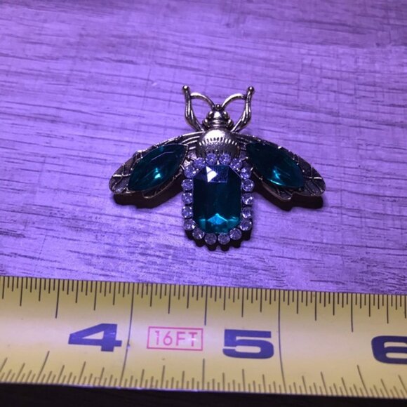 Elegant Green Rhinestone Bee Brooch - Picture 4 of 4